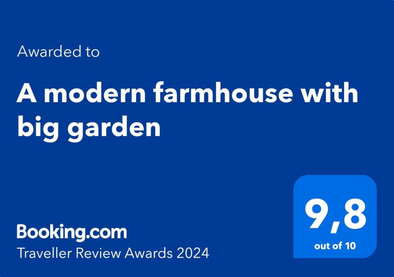 A Modern With Big Garden * Trápeza